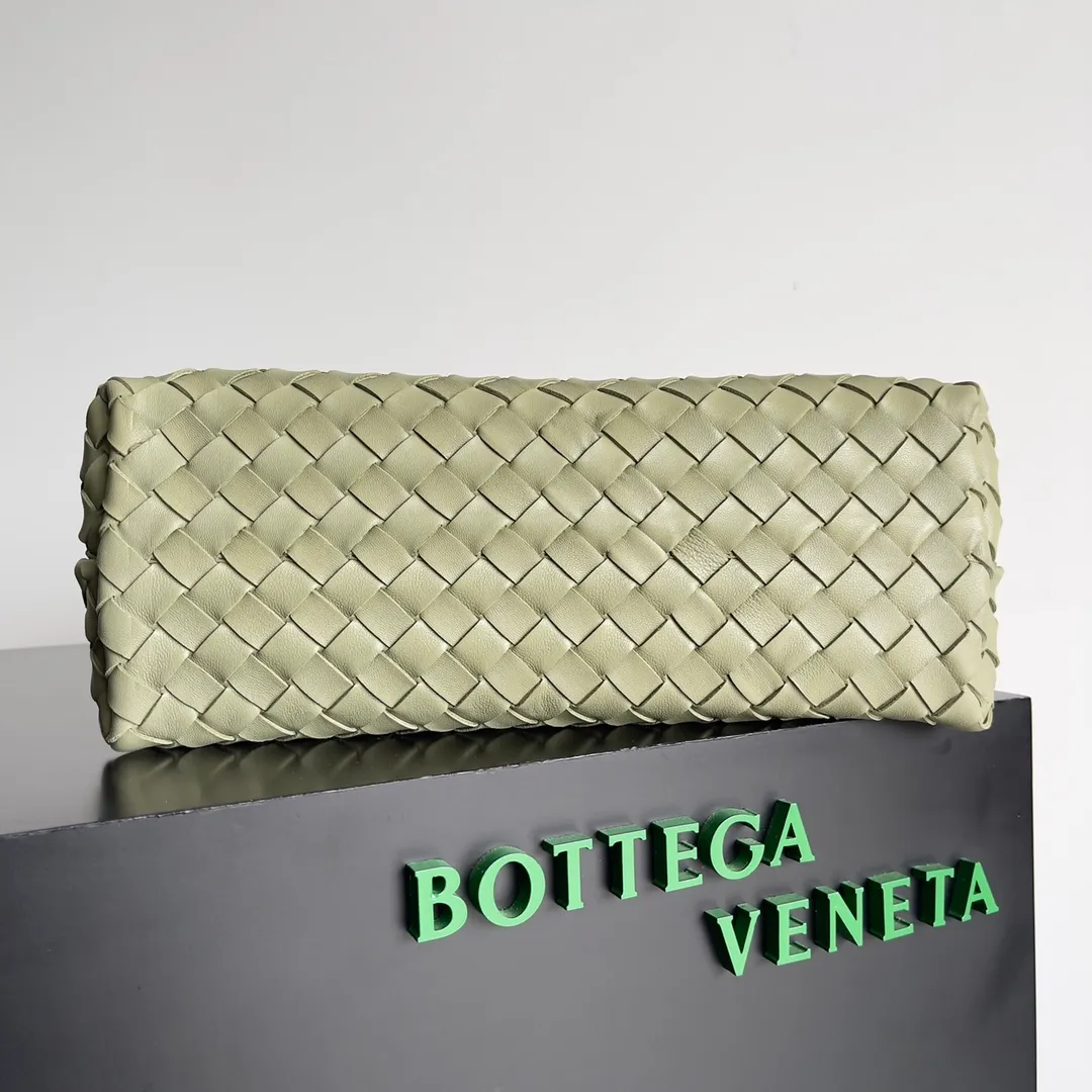 The 2023 new Andiamo batch of 2260 BV has been shipped‼ ️Really popular🔥The new Andiamo woven handbag launched by Bottega Veneta this season is really popular all over the world! ! Celebrities at home and abroad have worn it, and Oscar-winning actress Michelle Yeoh has taken it out on the street. Song Jia, Trai Yara, Yu Feihong, Sanji Ayaka, Rosie Hunting-Whiteley, Yoshioka Riho, etc. have all picked up this bag. It is classic and versatile, showing off its temperament, and the bag capacity is also large, which is very convenient for daily commuting! ! A variety of carrying methods, the shoulder straps can be adjusted by yourself, the original lambskin feels soft and delicate, and the unisex style breaks the gender boundaries and brings a more practical and long-lasting use experience. Andiamo, which has both elegant and casual styles, perfectly interprets the true appearance of "fashionable old money style". Style number: 743572 Size: 32*24*12